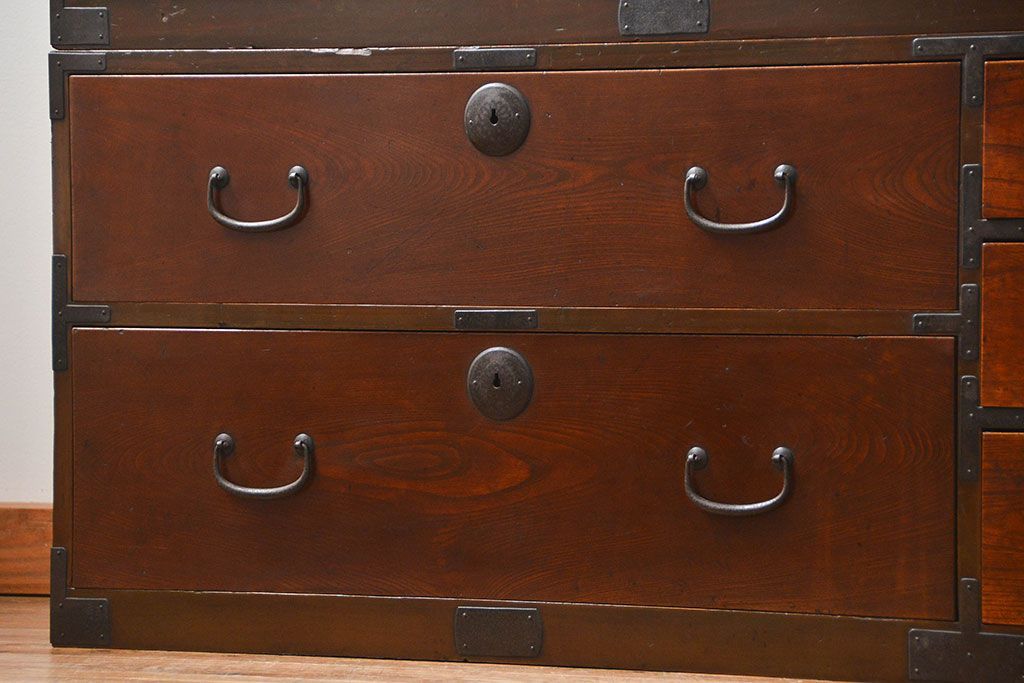 アンティーク家具　古民具・骨董 前面欅材!シンプルな二段重ね時代箪笥(チェスト、タンス)