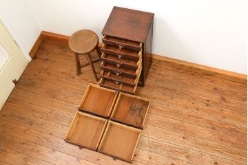 アンティーク家具　アンティーク 古い栓材の10段小引き出し(ドロワー)