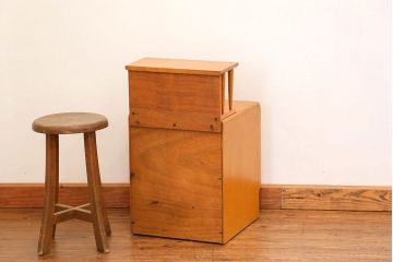 北欧家具　ビンテージ　G-PLAN(ジープラン)　Brandon(ブランドン)　小振りなサイドテーブル(1)(電話台・ベッドサイドキャビネット)