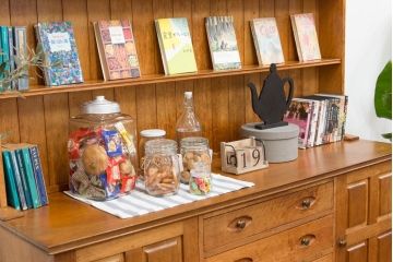 アンティーク家具　イギリスアンティーク　オーク材の大きな食器棚(カップボード)