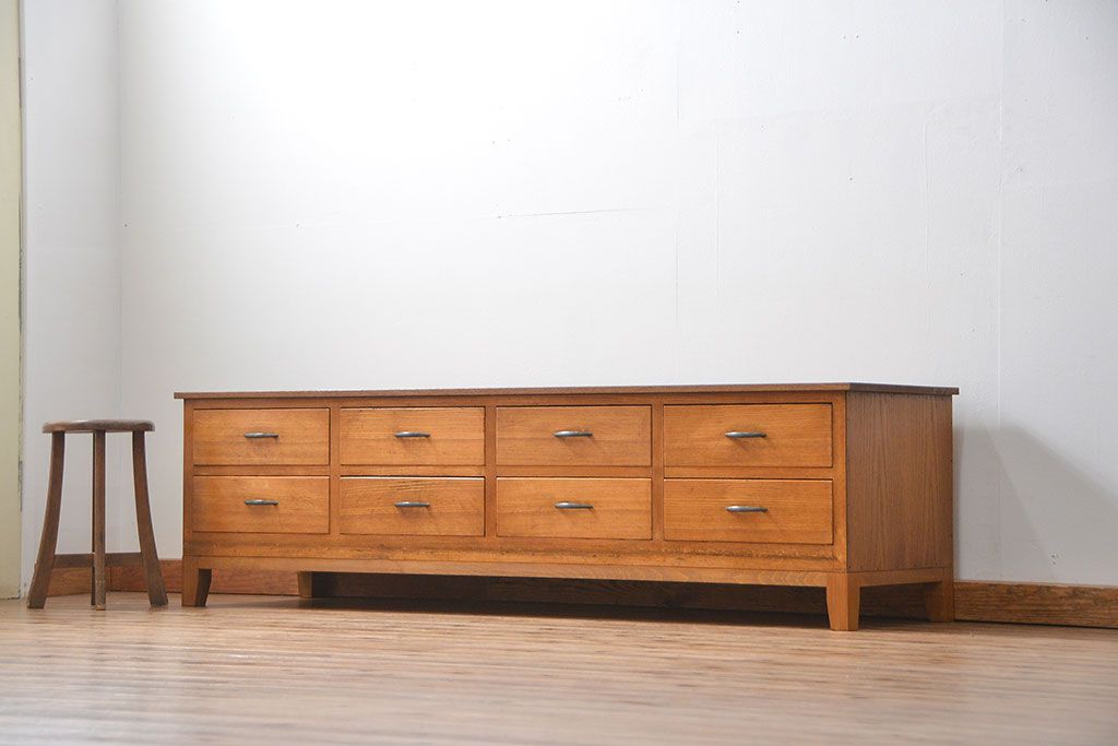 レトロ家具　アンティーク レトロなデザインの脚付きローチェスト(ローボード、ドロワー)