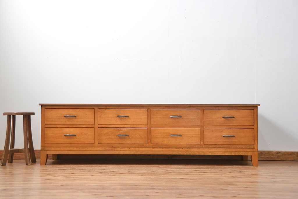 レトロ家具　アンティーク レトロなデザインの脚付きローチェスト(ローボード、ドロワー)