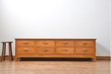 レトロ家具　アンティーク レトロなデザインの脚付きローチェスト(ローボード、ドロワー)