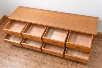 レトロ家具　アンティーク レトロなデザインの脚付きローチェスト(ローボード、ドロワー)