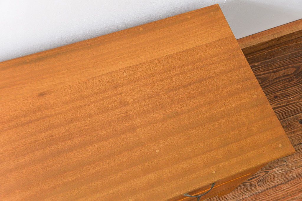 レトロ家具　アンティーク レトロなデザインの脚付きローチェスト(ローボード、ドロワー)