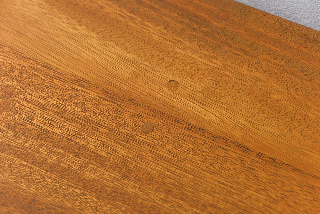 レトロ家具　アンティーク レトロなデザインの脚付きローチェスト(ローボード、ドロワー)