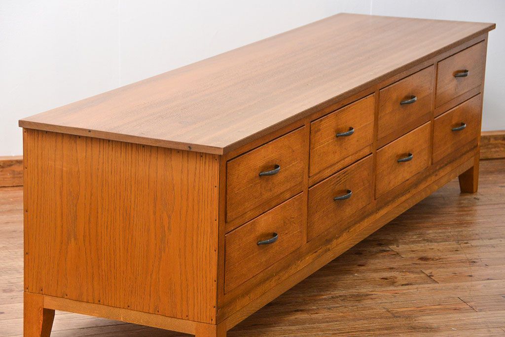 レトロ家具　アンティーク レトロなデザインの脚付きローチェスト(ローボード、ドロワー)