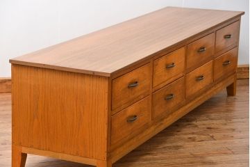 レトロ家具　アンティーク レトロなデザインの脚付きローチェスト(ローボード、ドロワー)