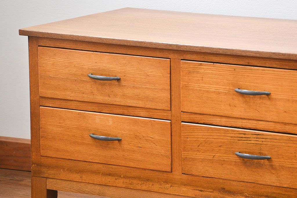 レトロ家具　アンティーク レトロなデザインの脚付きローチェスト(ローボード、ドロワー)