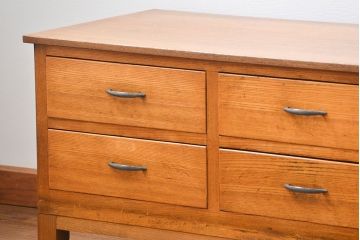 レトロ家具　アンティーク レトロなデザインの脚付きローチェスト(ローボード、ドロワー)