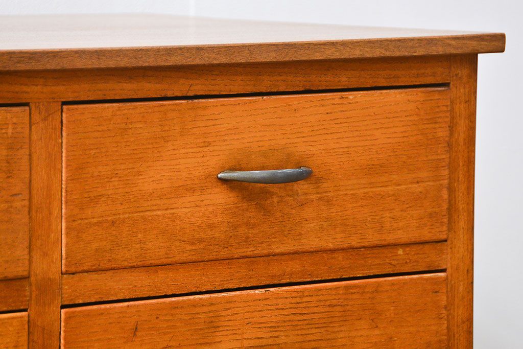 レトロ家具　アンティーク レトロなデザインの脚付きローチェスト(ローボード、ドロワー)