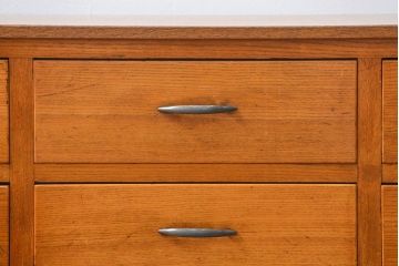 レトロ家具　アンティーク レトロなデザインの脚付きローチェスト(ローボード、ドロワー)