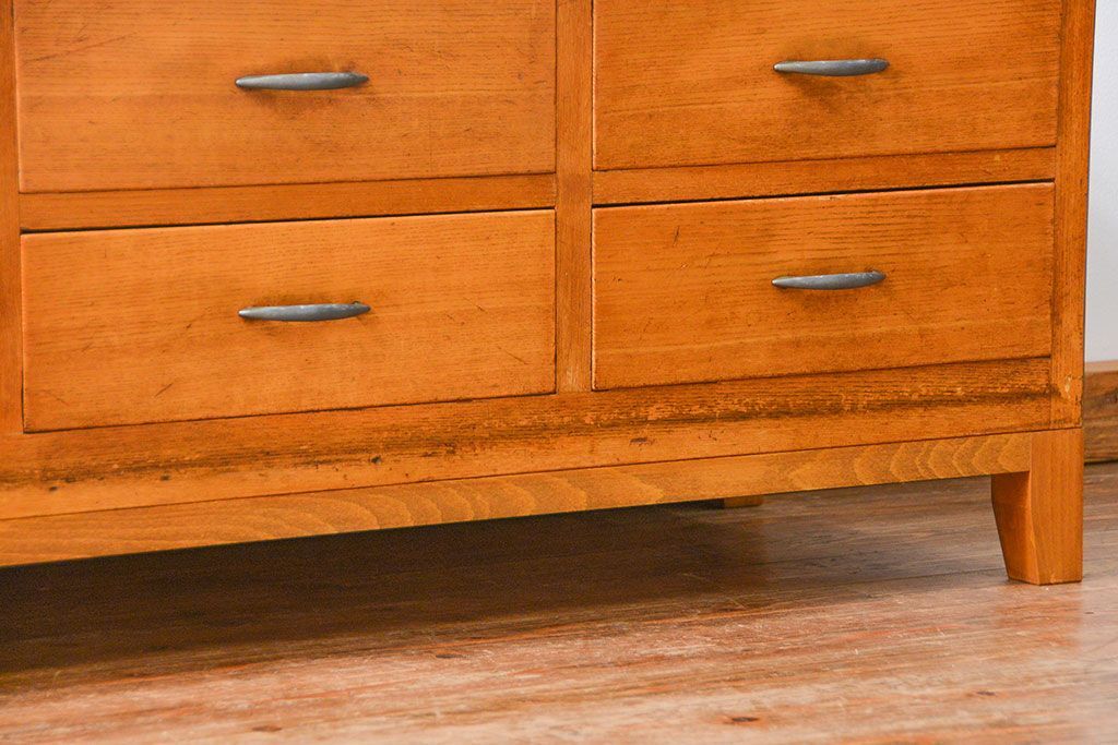 レトロ家具　アンティーク レトロなデザインの脚付きローチェスト(ローボード、ドロワー)