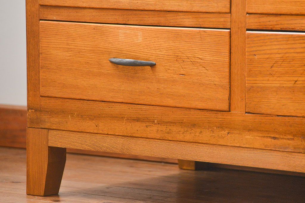 レトロ家具　アンティーク レトロなデザインの脚付きローチェスト(ローボード、ドロワー)