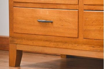 レトロ家具　アンティーク レトロなデザインの脚付きローチェスト(ローボード、ドロワー)