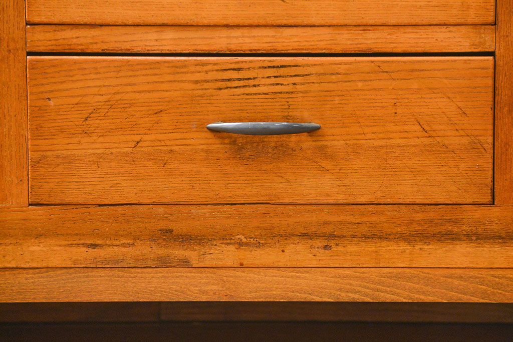 レトロ家具　アンティーク レトロなデザインの脚付きローチェスト(ローボード、ドロワー)