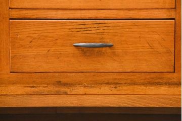 レトロ家具　アンティーク レトロなデザインの脚付きローチェスト(ローボード、ドロワー)