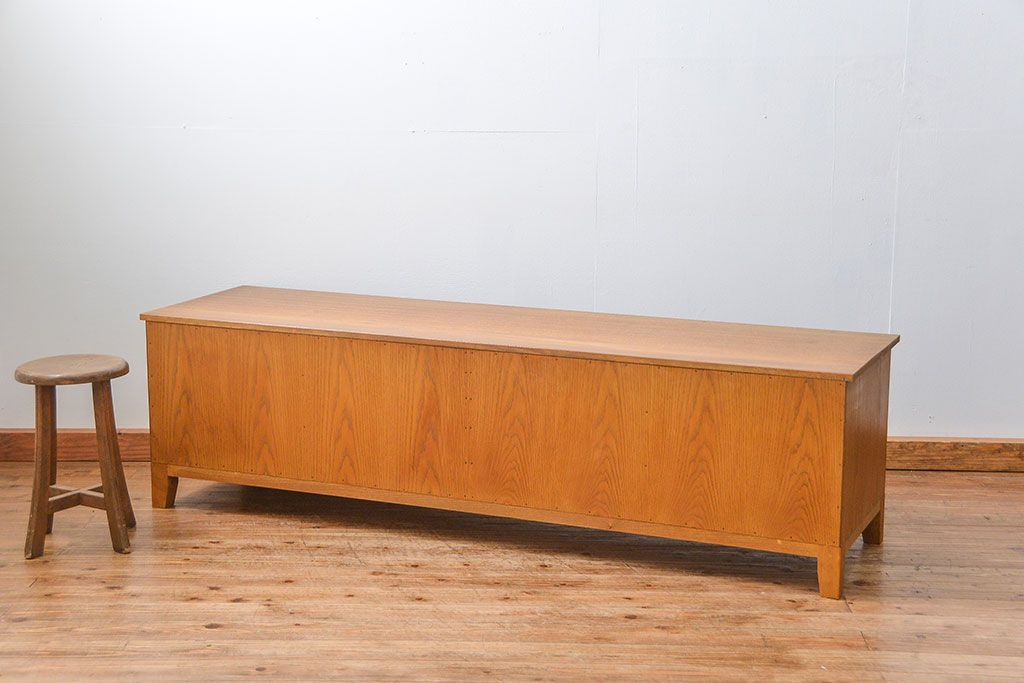 レトロ家具　アンティーク レトロなデザインの脚付きローチェスト(ローボード、ドロワー)