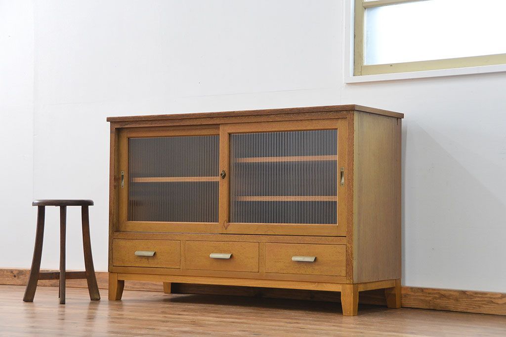 レトロ家具　昭和レトロ 古い木の脚付きモールガラス収納棚(キッチンキャビネット)