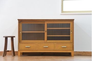 レトロ家具　昭和レトロ 古い木の脚付きモールガラス収納棚(キッチンキャビネット)