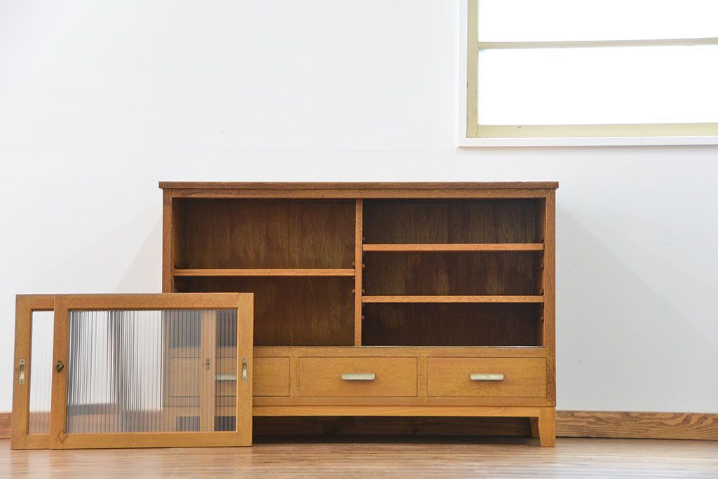 レトロ家具　昭和レトロ 古い木の脚付きモールガラス収納棚(キッチンキャビネット)