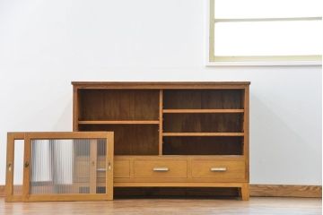 レトロ家具　昭和レトロ 古い木の脚付きモールガラス収納棚(キッチンキャビネット)