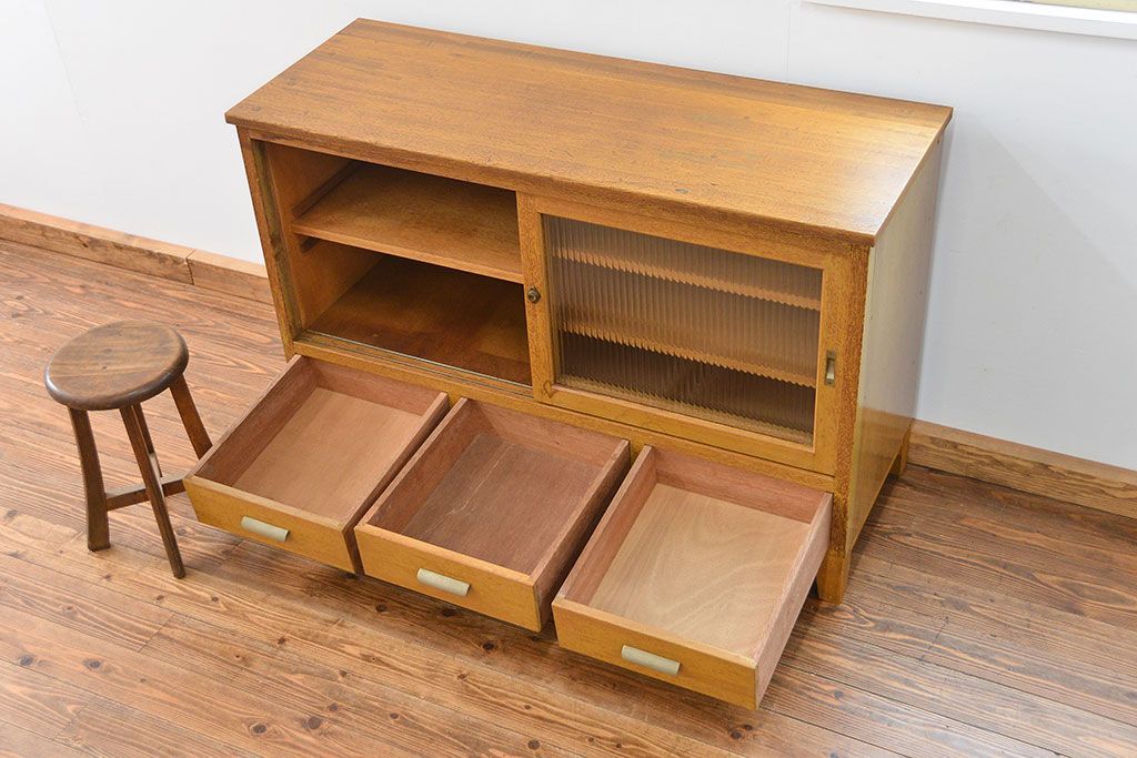 レトロ家具　昭和レトロ 古い木の脚付きモールガラス収納棚(キッチンキャビネット)