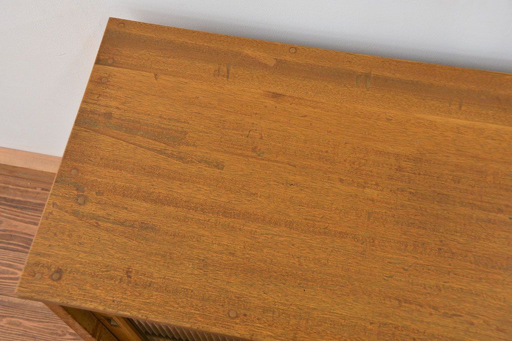 レトロ家具　昭和レトロ 古い木の脚付きモールガラス収納棚(キッチンキャビネット)