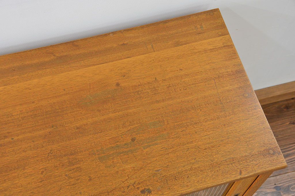 レトロ家具　昭和レトロ 古い木の脚付きモールガラス収納棚(キッチンキャビネット)