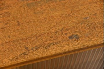 レトロ家具　昭和レトロ 古い木の脚付きモールガラス収納棚(キッチンキャビネット)