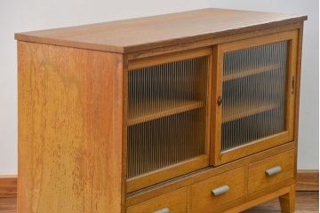 レトロ家具　昭和レトロ 古い木の脚付きモールガラス収納棚(キッチンキャビネット)