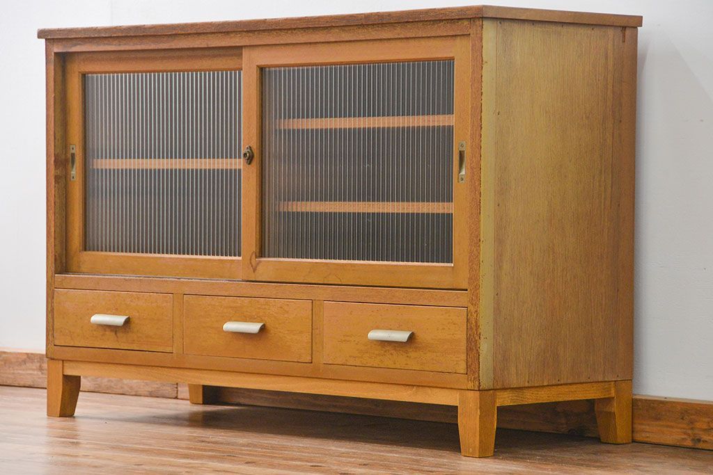 レトロ家具　昭和レトロ 古い木の脚付きモールガラス収納棚(キッチンキャビネット)