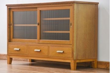 レトロ家具　昭和レトロ 古い木の脚付きモールガラス収納棚(キッチンキャビネット)