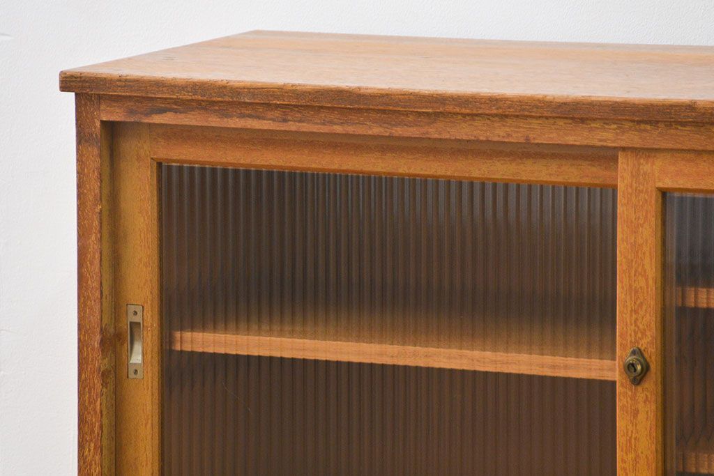 レトロ家具　昭和レトロ 古い木の脚付きモールガラス収納棚(キッチンキャビネット)