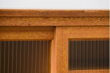 レトロ家具　昭和レトロ 古い木の脚付きモールガラス収納棚(キッチンキャビネット)