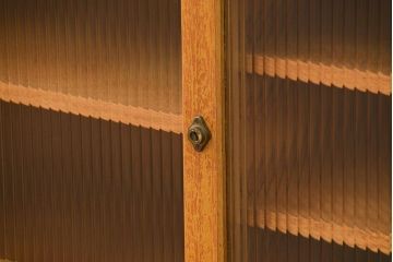 レトロ家具　昭和レトロ 古い木の脚付きモールガラス収納棚(キッチンキャビネット)