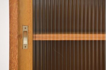 レトロ家具　昭和レトロ 古い木の脚付きモールガラス収納棚(キッチンキャビネット)