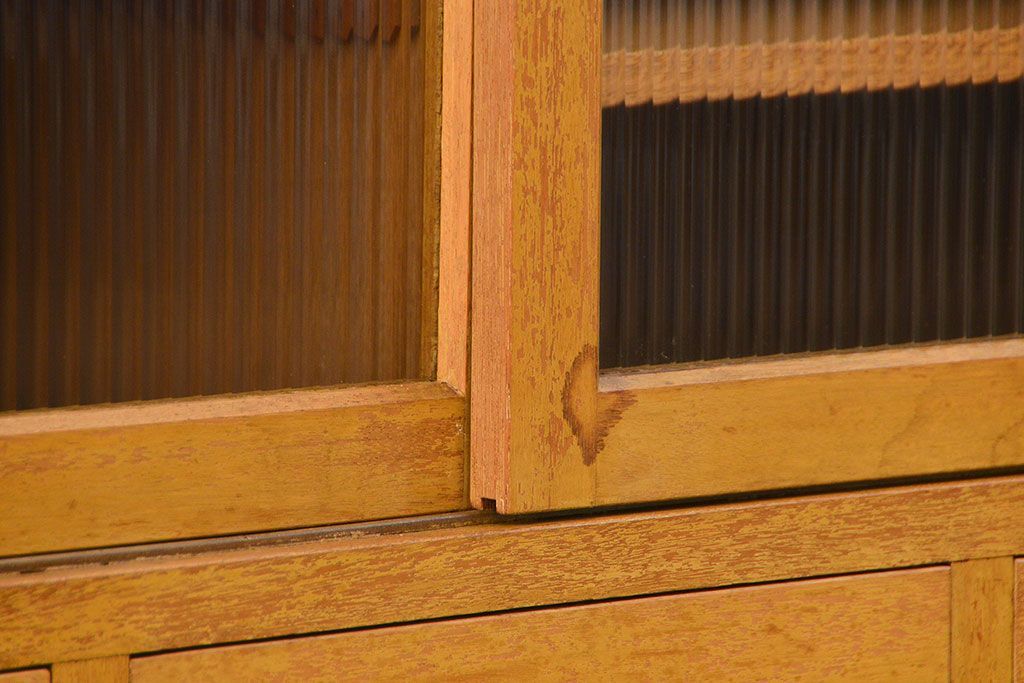 レトロ家具　昭和レトロ 古い木の脚付きモールガラス収納棚(キッチンキャビネット)