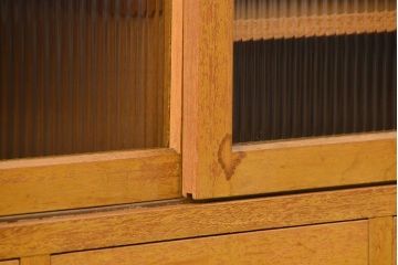 レトロ家具　昭和レトロ 古い木の脚付きモールガラス収納棚(キッチンキャビネット)