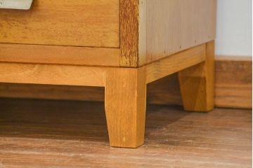 レトロ家具　昭和レトロ 古い木の脚付きモールガラス収納棚(キッチンキャビネット)