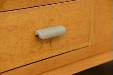 レトロ家具　昭和レトロ 古い木の脚付きモールガラス収納棚(キッチンキャビネット)