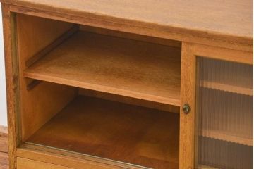 レトロ家具　昭和レトロ 古い木の脚付きモールガラス収納棚(キッチンキャビネット)