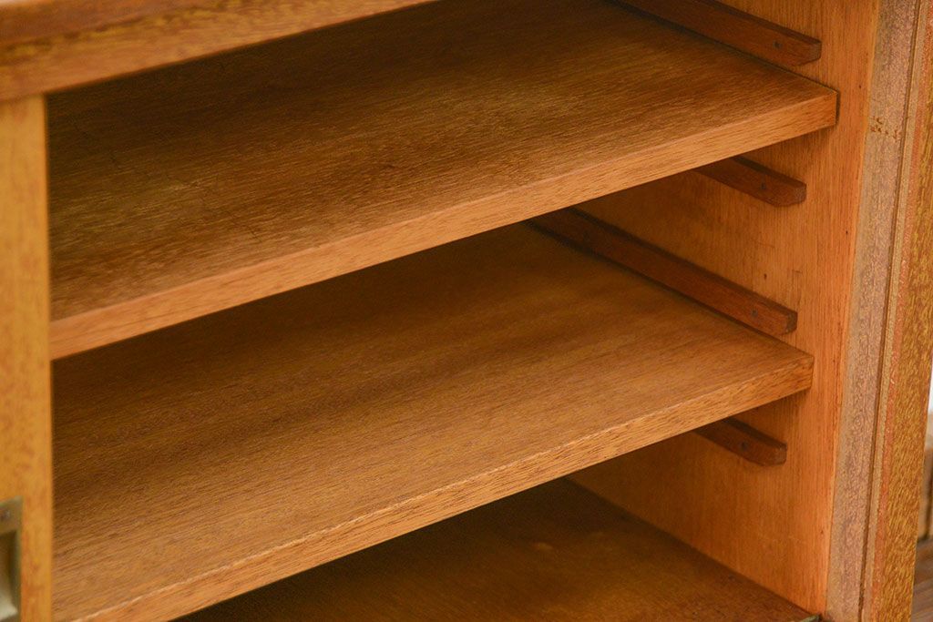 レトロ家具　昭和レトロ 古い木の脚付きモールガラス収納棚(キッチンキャビネット)