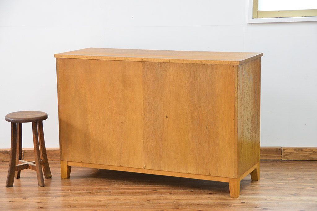 レトロ家具　昭和レトロ 古い木の脚付きモールガラス収納棚(キッチンキャビネット)