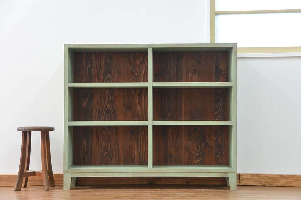 アンティーク家具　アンティークペイント　厚手の材料の脚付き本棚(飾り棚、マス目棚)