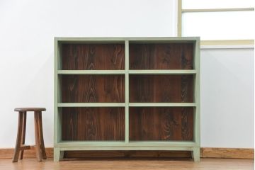 アンティーク家具　アンティークペイント　厚手の材料の脚付き本棚(飾り棚、マス目棚)