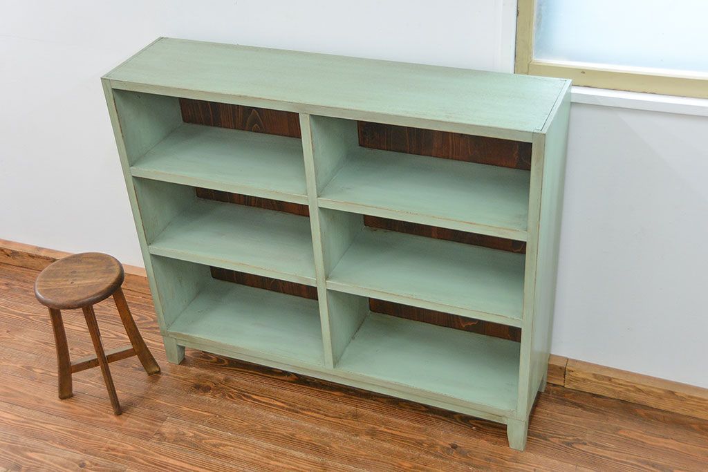 アンティーク家具　アンティークペイント　厚手の材料の脚付き本棚(飾り棚、マス目棚)