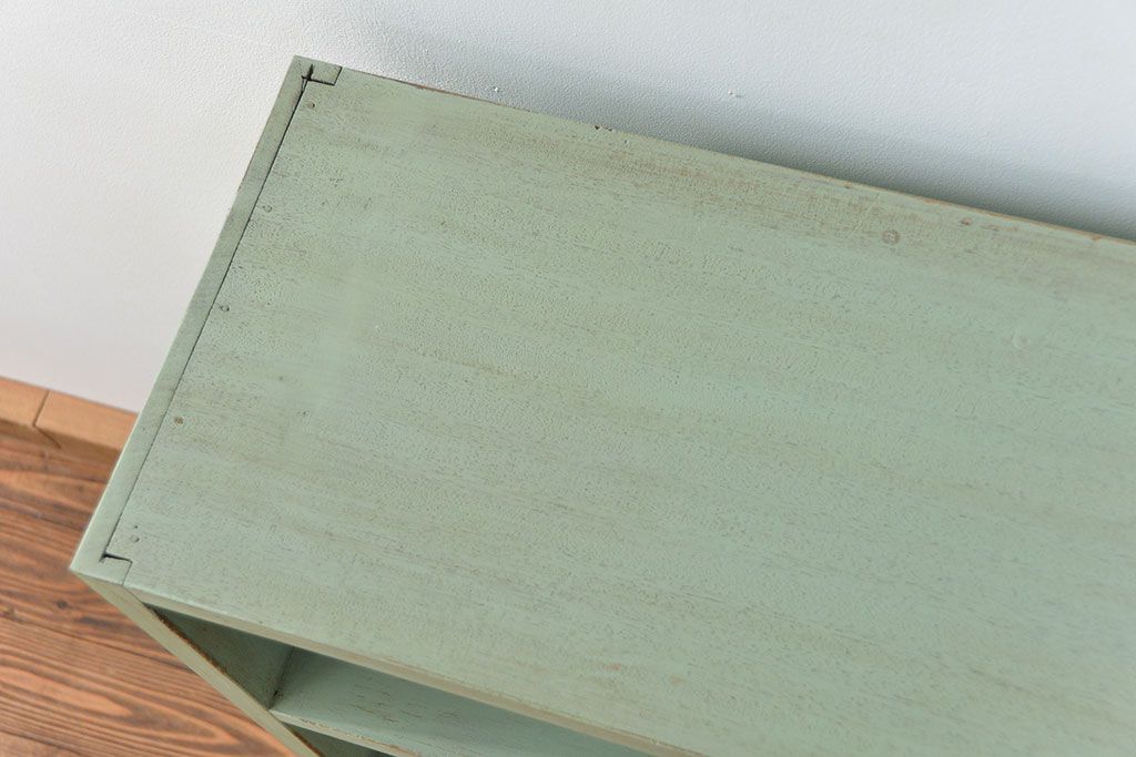 アンティーク家具　アンティークペイント　厚手の材料の脚付き本棚(飾り棚、マス目棚)