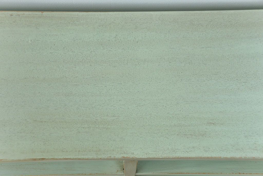 アンティーク家具　アンティークペイント　厚手の材料の脚付き本棚(飾り棚、マス目棚)