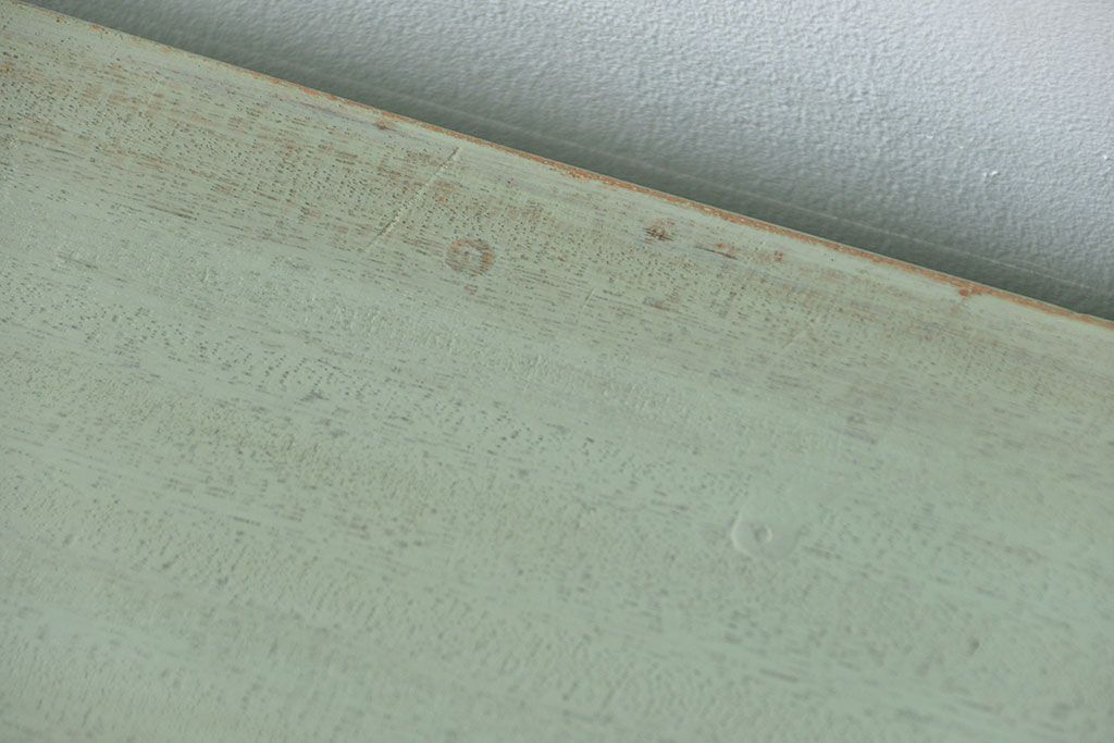 アンティーク家具　アンティークペイント　厚手の材料の脚付き本棚(飾り棚、マス目棚)